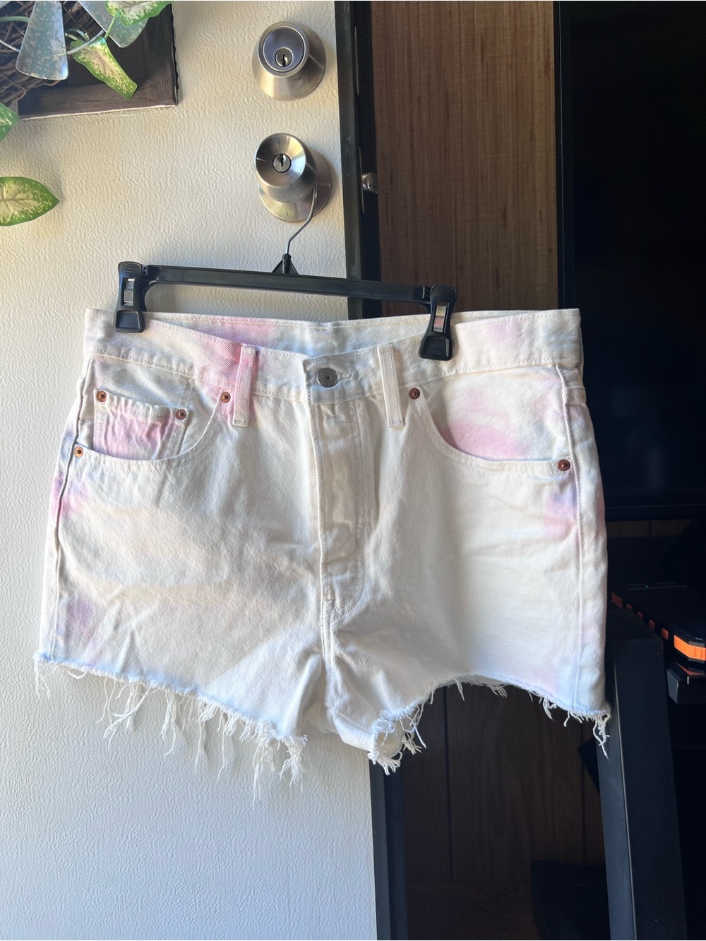 LEVI'S WOMEN'S TIE DYE 501 ORIGINAL DENIM SHORTS.